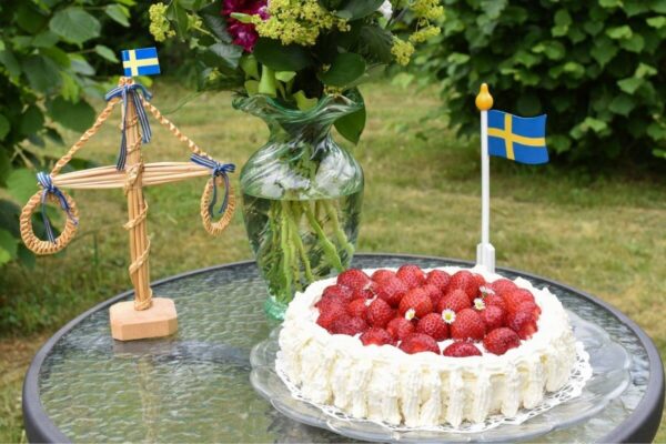 Jordgubbstårta: Swedish strawberry cake